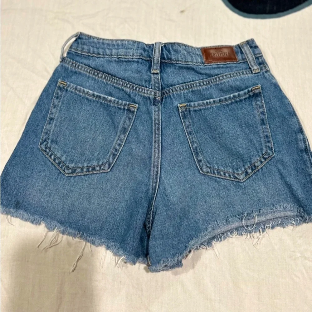 Hollister | flower embroidered high rise mom short 3”